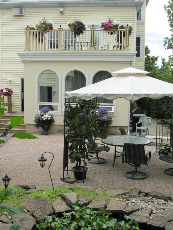 Bedham Hall 3* Niagara Falls