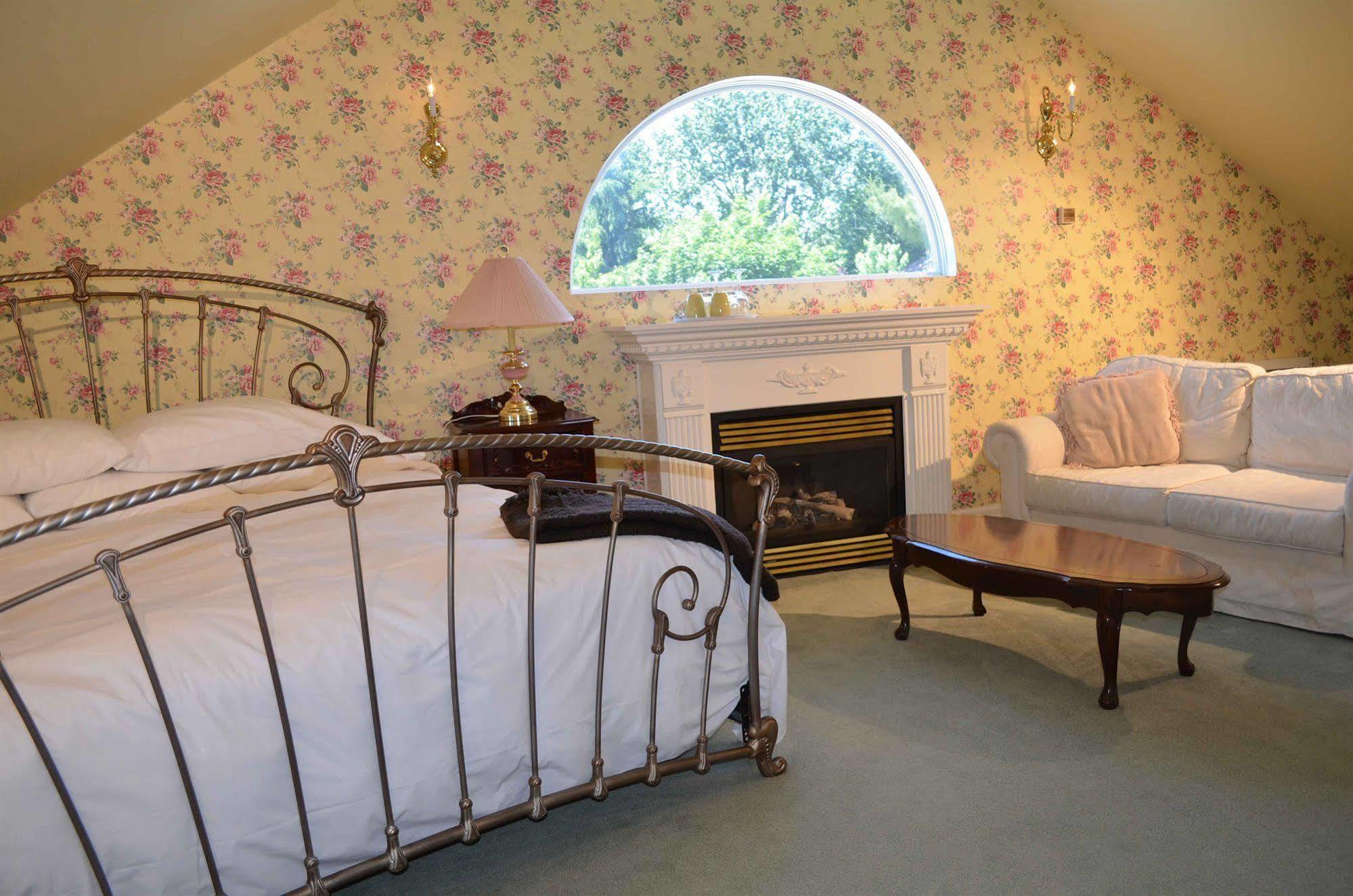 Bedham Hall 3*